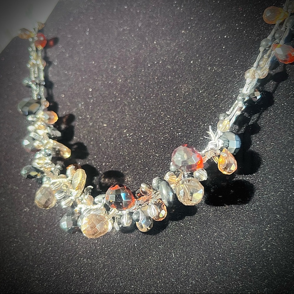 ☃️ Knotted Rhinestone Necklace - Picture 4 of 11